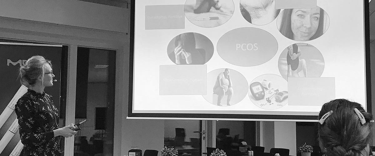 Marie Louise holder foredrag om fertilitet.