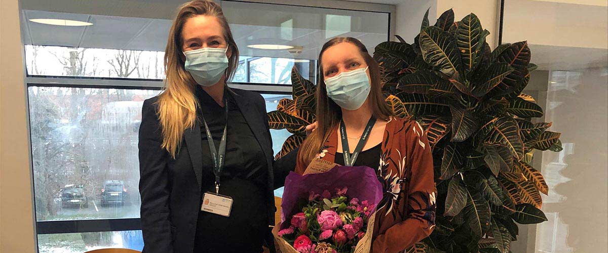 Lena Kristensne og Maria fra Aleris står med blomster i hænderne.