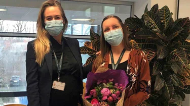 Lena Kristensne og Maria fra Aleris står med blomster i hænderne.