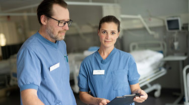 Kvindelig og mandelig læge fra Aleris Danmark.