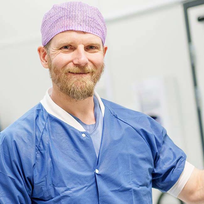 Kvindelig kirurg fra Aleris Hospitaler.