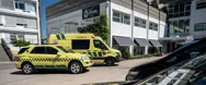 Ambulance holder foran bygning.