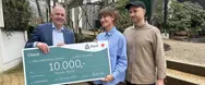 Vinder af årets førstehjælper 2024 får overrakt en check på 10.000 kr. af Røde Kors' Generalsekretær.