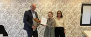 Medarbejder i Aleris får overrakt et diplom af CEO.