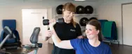 Fysioterapeut fra Aleris laver øvelser med patient.