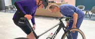 Morten Christensen og kirurg Thomas fra Aleris står og kigger på Mortens knæ efter operation.