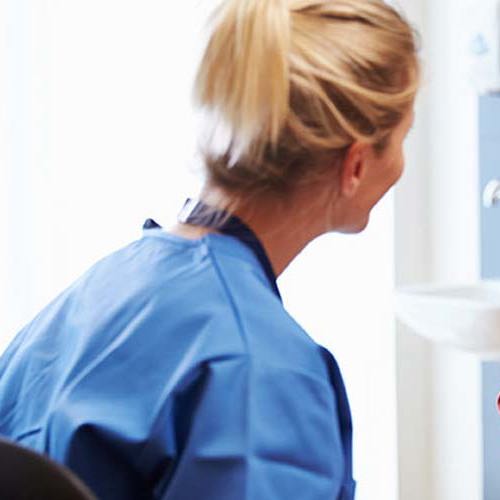 Diætist og patient under konsultation.