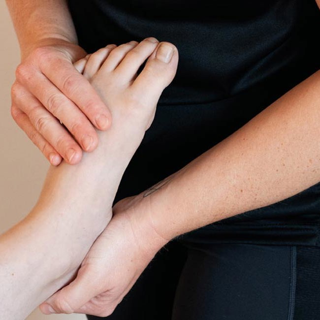 Fysioterapeut fra Aleris laver øvelser med patient.