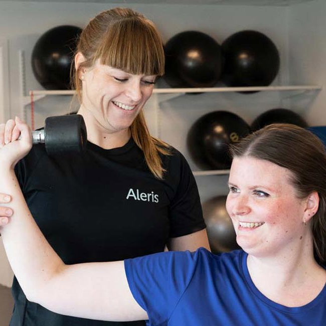 Fysioterapeut fra Aleris laver øvelser med patient.
