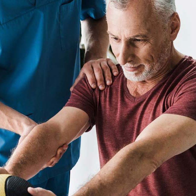 Genoptræning hos fysioterapeut efter operation.