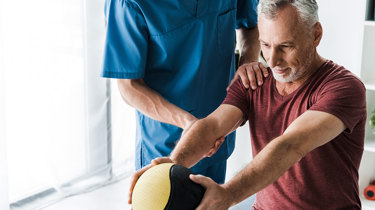 Genoptræning hos fysioterapeut efter operation.