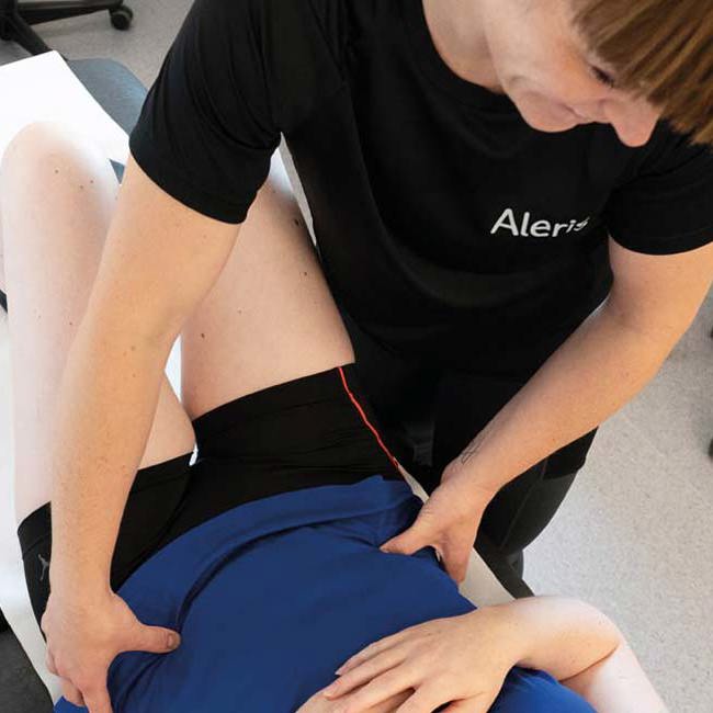 Aleris fysioterapeut løsner patients hoftesmerter.