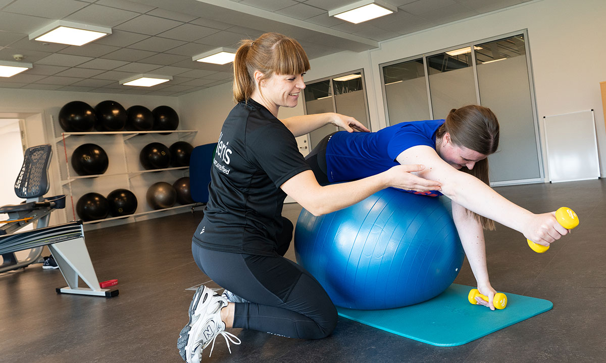 Fysioterapeut øver øvelser med patient ved Aleris Fysioterapi i Ringsted.