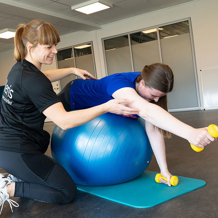 Fysioterapeut øver øvelser med patient ved Aleris Fysioterapi i Ringsted.