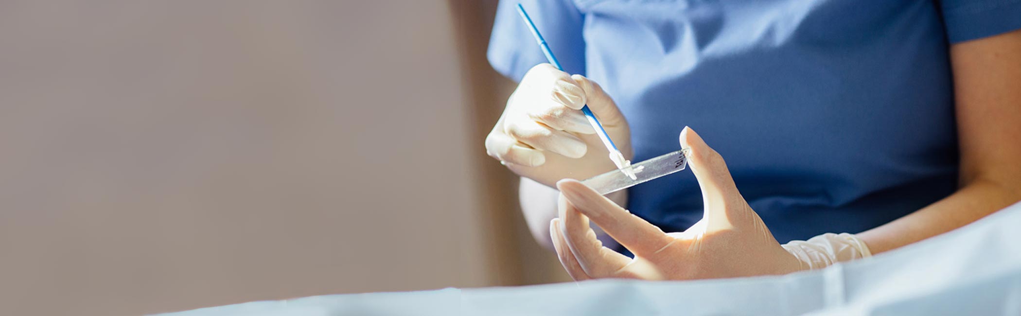 Læge analysere en prøve.