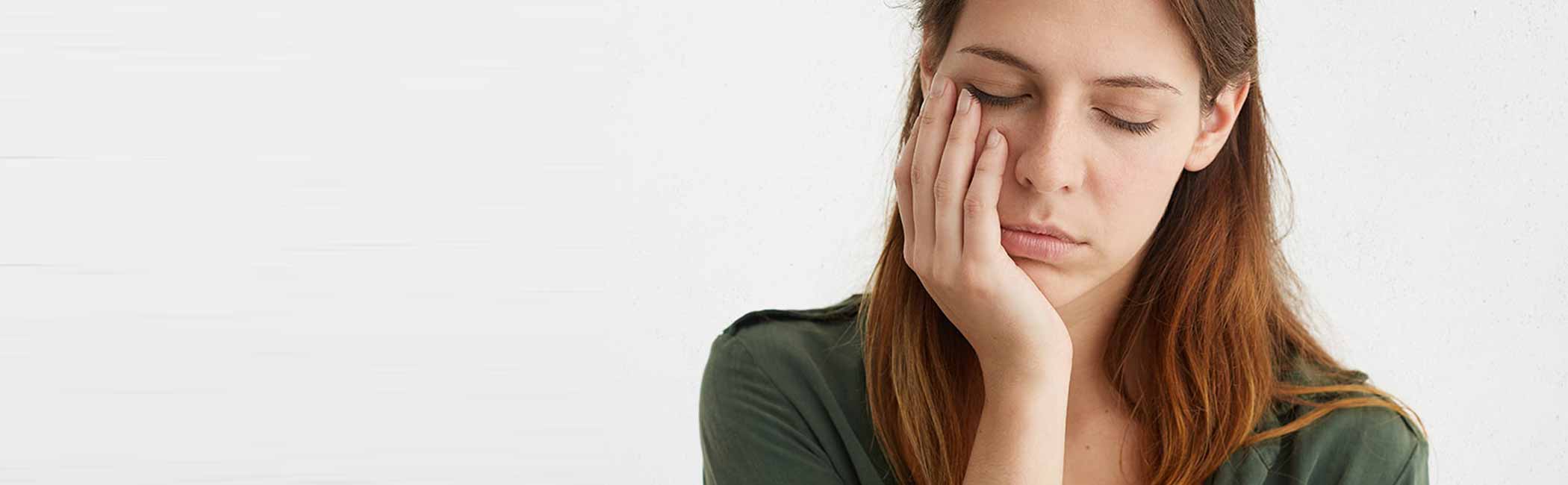 En træt og udmattet kvinde.