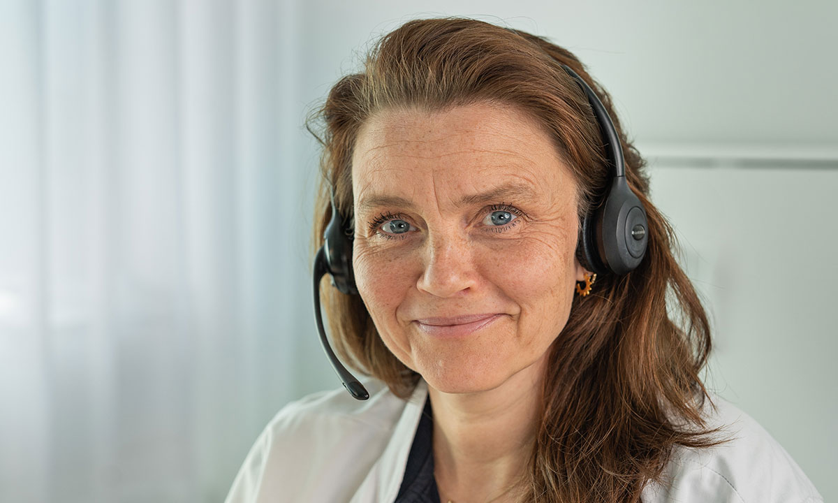 Camilla fra Aleris online sidder og snakker med patienter.