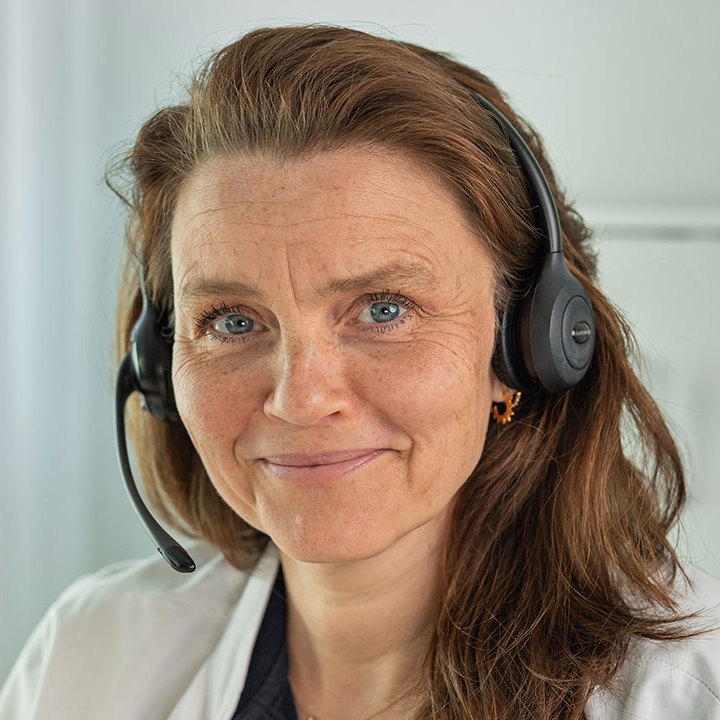 Camilla fra Aleris online sidder og snakker med patienter.