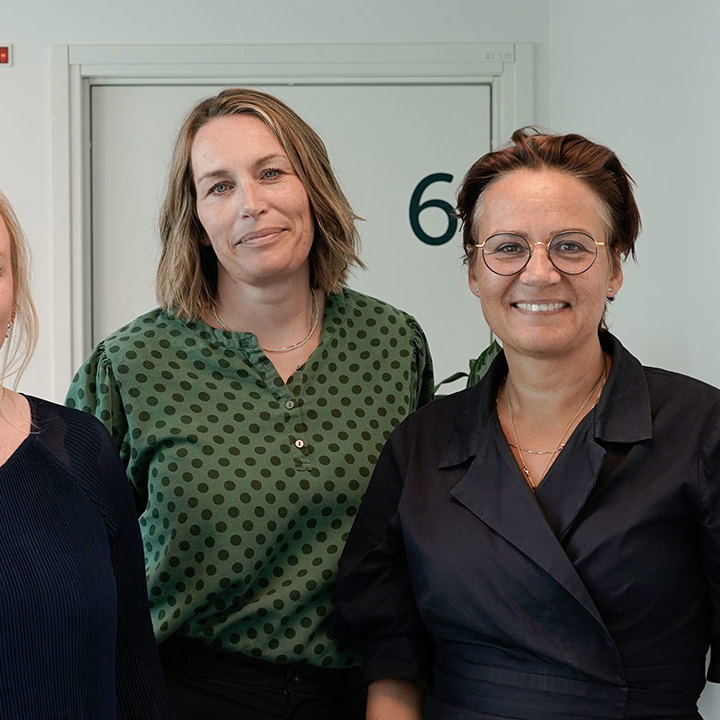 De tre medarbejdere salgsteamet i Aleris Health står ved siden af hinanden.