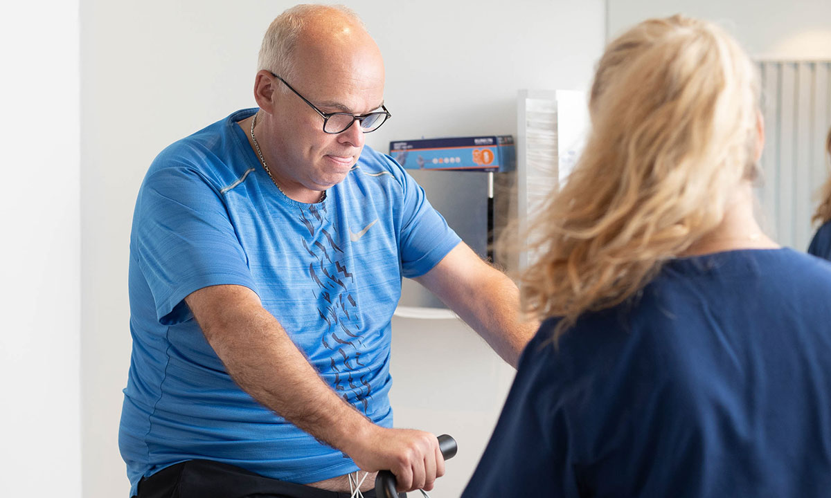 Patient får foretaget fysisk stresstest på cykel med EKG-overvågning.