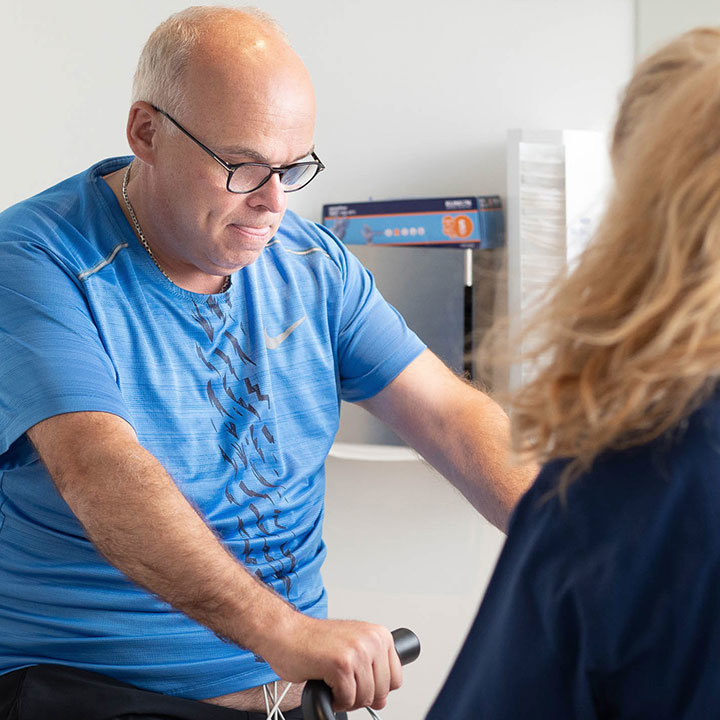 Patient får foretaget fysisk stresstest på cykel med EKG-overvågning.