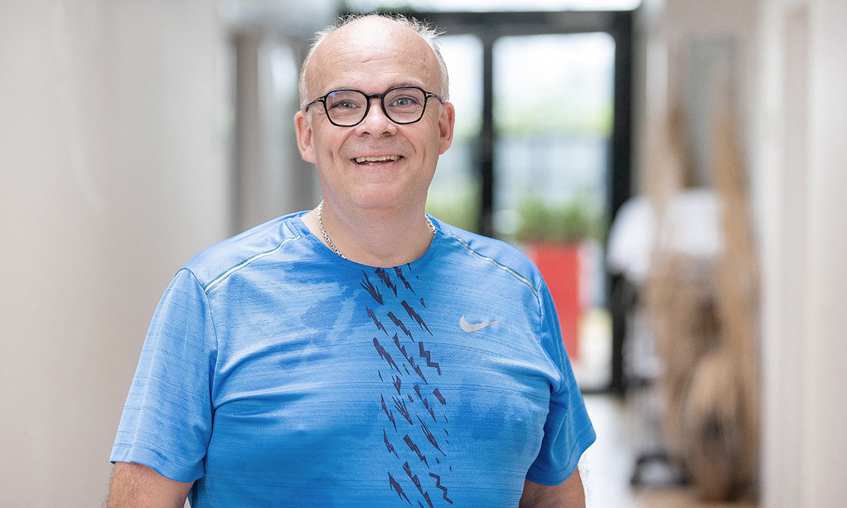 Mand kigger smilende ind i kamera.