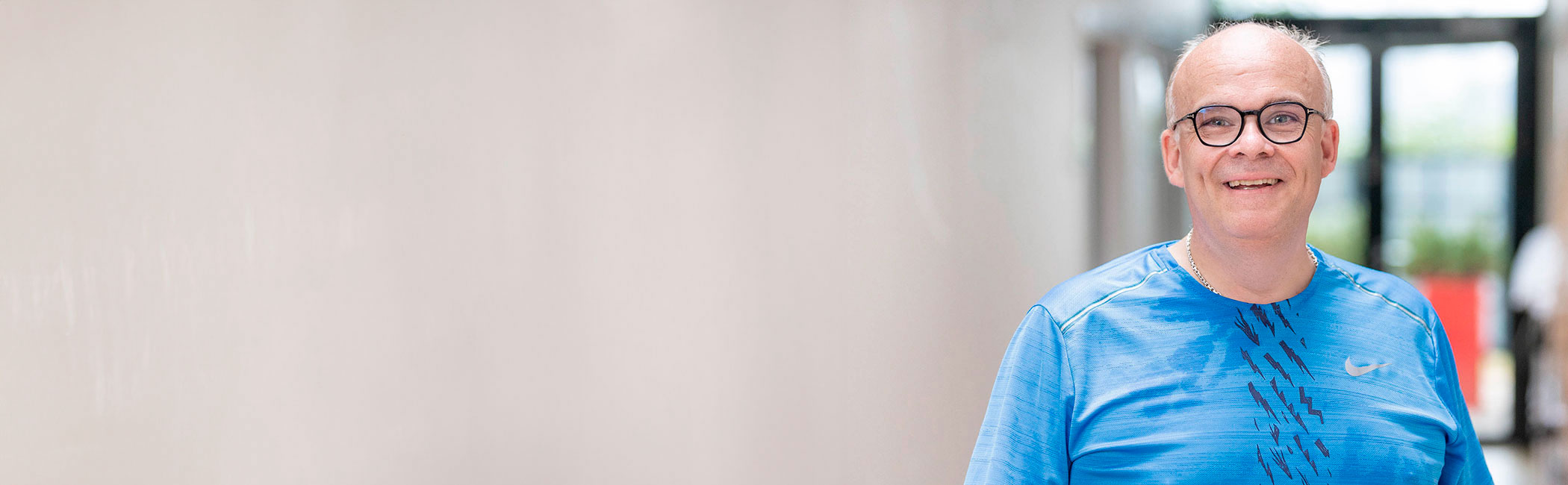 Mand kigger smilende ind i kamera.