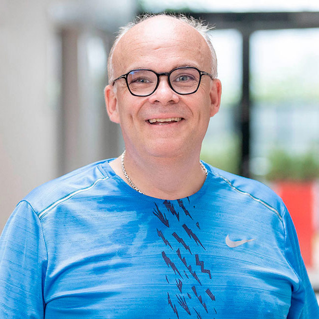 Mand kigger smilende ind i kamera.