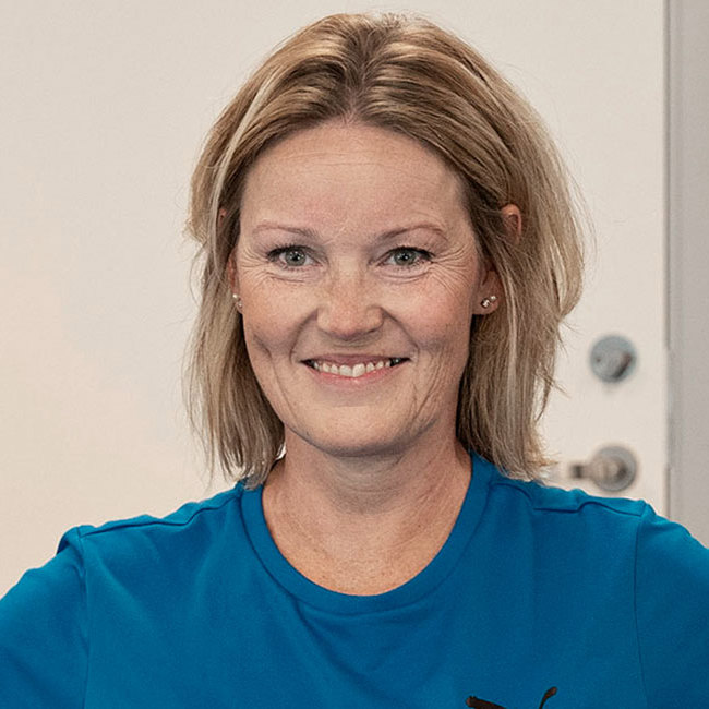 Kvinde er til træning hos Aleris Fysioterapi.