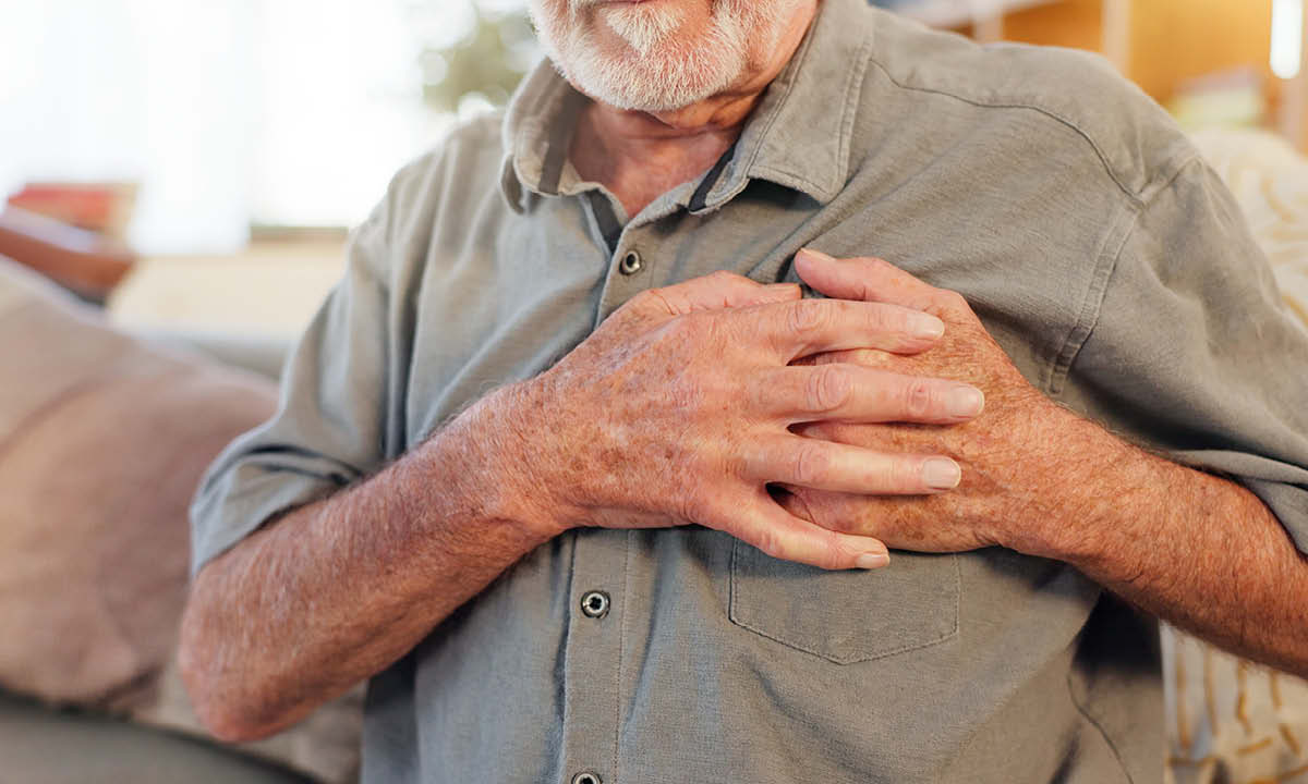 Ældre mand med smerter i brystet.