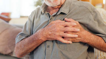Ældre mand med smerter i brystet.