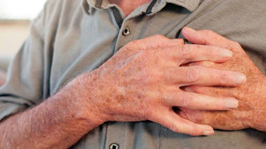 Ældre mand med smerter i brystet.