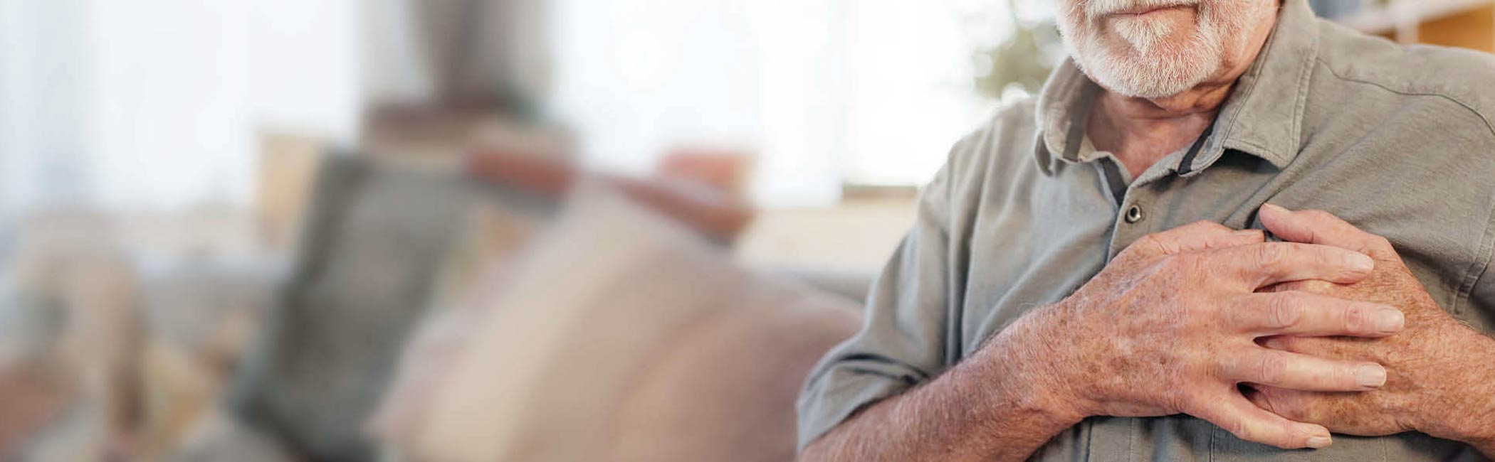 Ældre mand med smerter i hjertet.