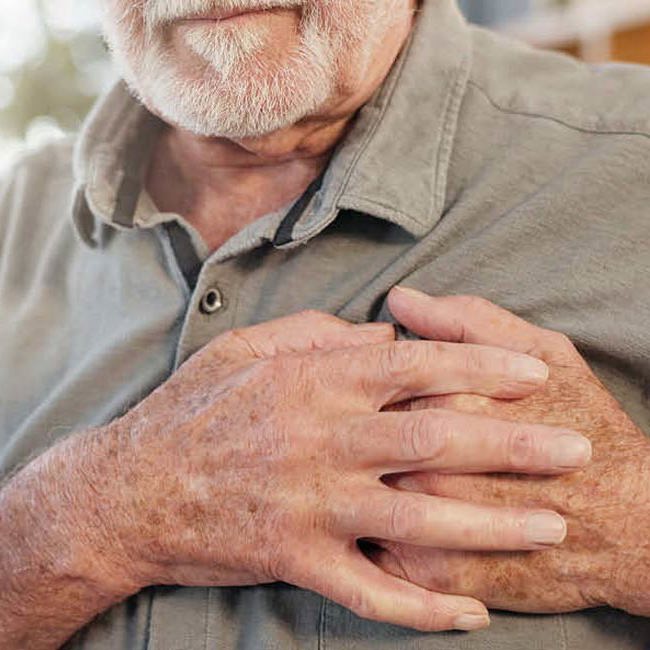 Ældre mand med smerter i hjertet.