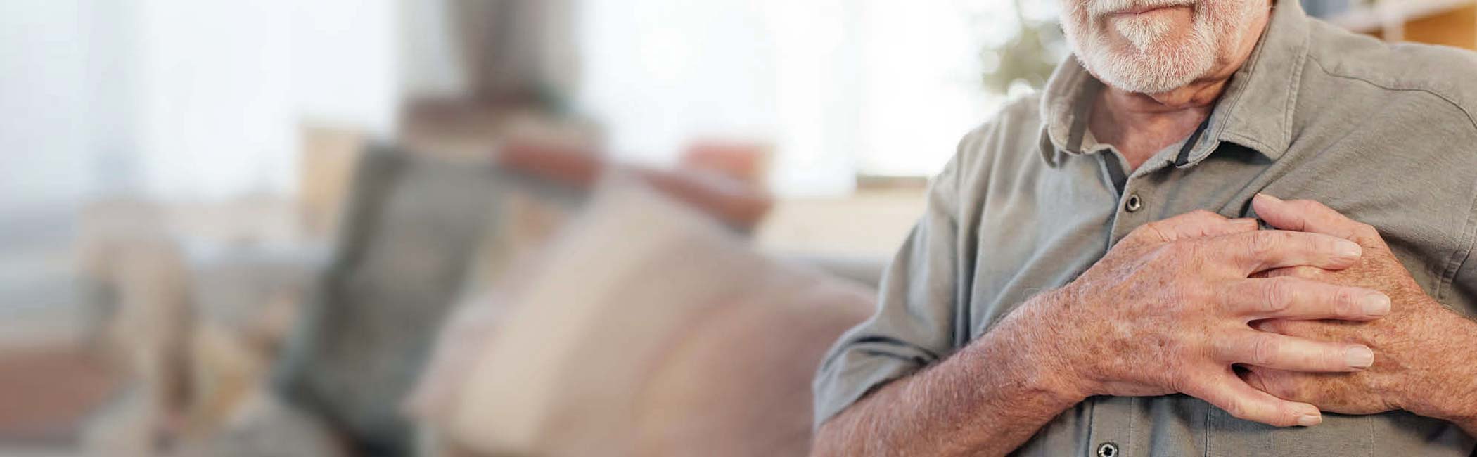 Ældre mand med smerter i brystet.