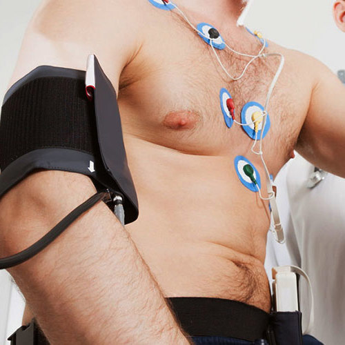 Patient får lavet elektrokardiogram.