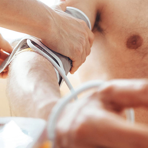 Patient får lavet et elektrokardiogram.