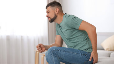 En mand, der oplever smerter ved endetarmen.