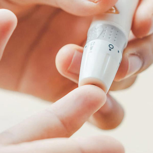 Patient får testet sit blod under en blodprøve.