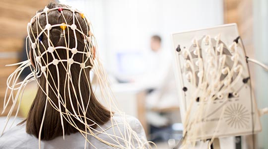 Kvinde får lavet EEG, som er en undersøgelse, der måler hjernens elektriske aktivitet.