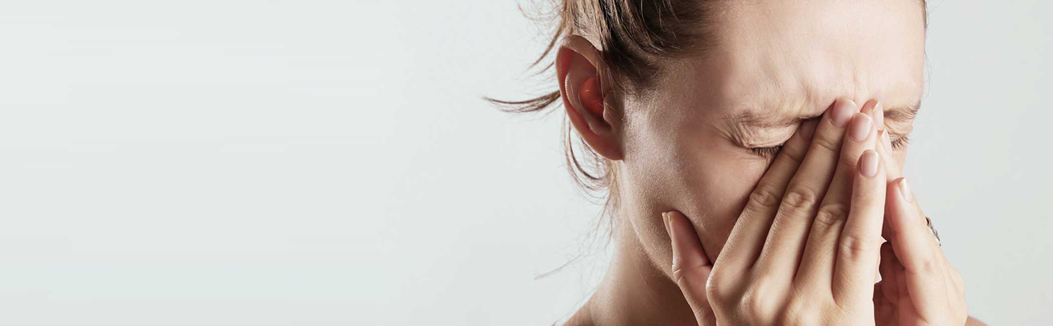 En kvinde har gener grundet bihulebetændelse.