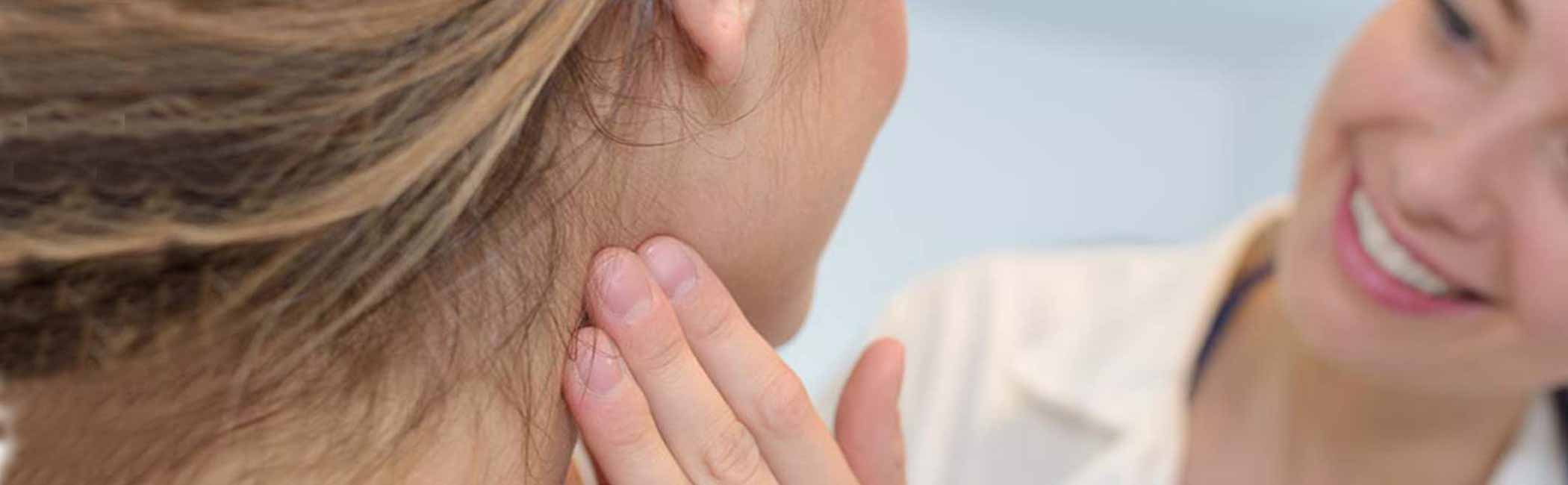 Læge mærker patients mandler.