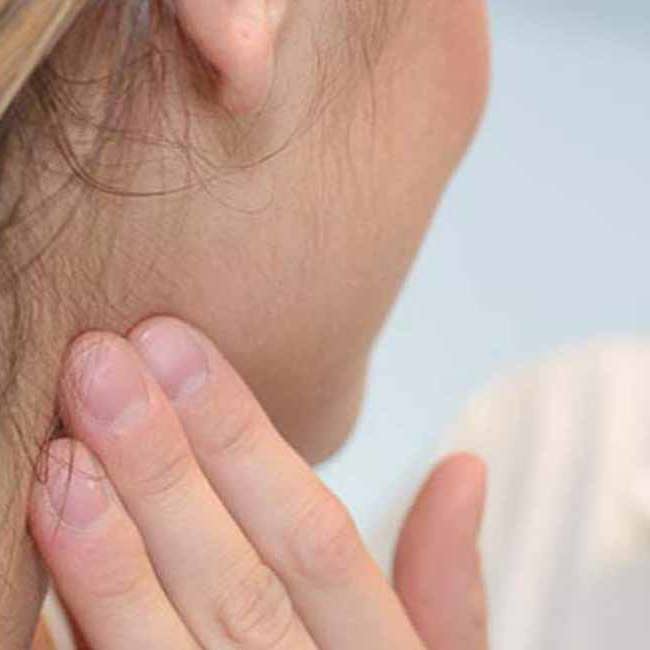 Læge mærker patients mandler.