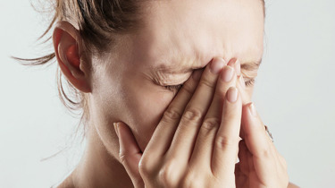 En kvinde med bihulebetændelse.