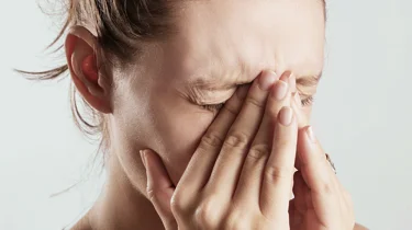 En kvinde med bihulebetændelse.