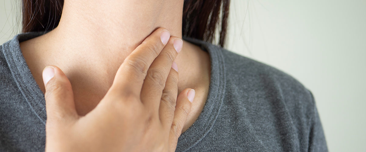 En kvinde har ondt i halsen.