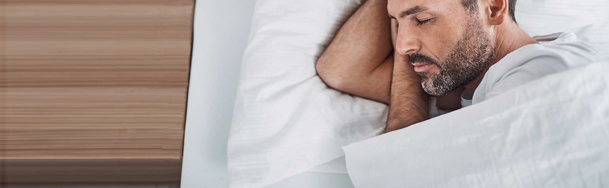 En mand sover fredsfyldt efter snorkeoperation hos Aleris.