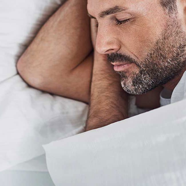 En mand sover fredsfyldt efter snorkeoperation hos Aleris.