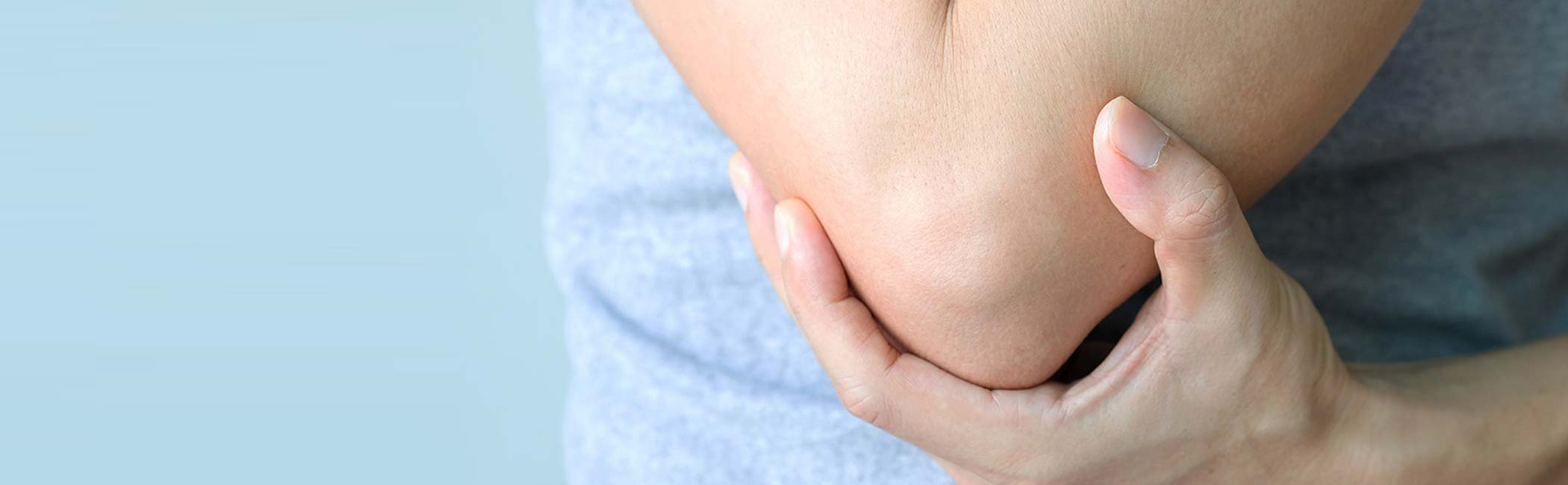 En person med albuesmerter.