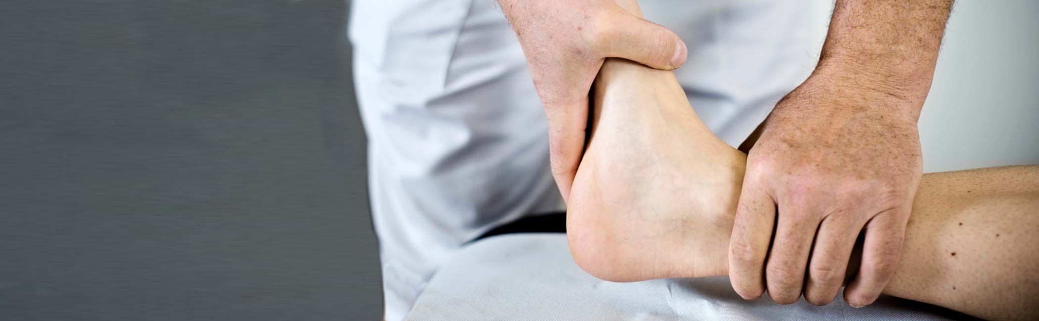 Ortopædkirurg mærker patients ankel.